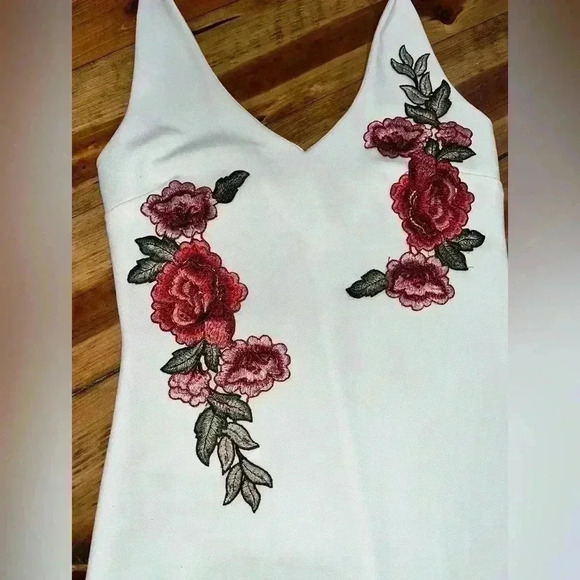 BlueBlush white embroidered Appliqué Halter mini dress floral, stretchy, - Picture 3 of 8